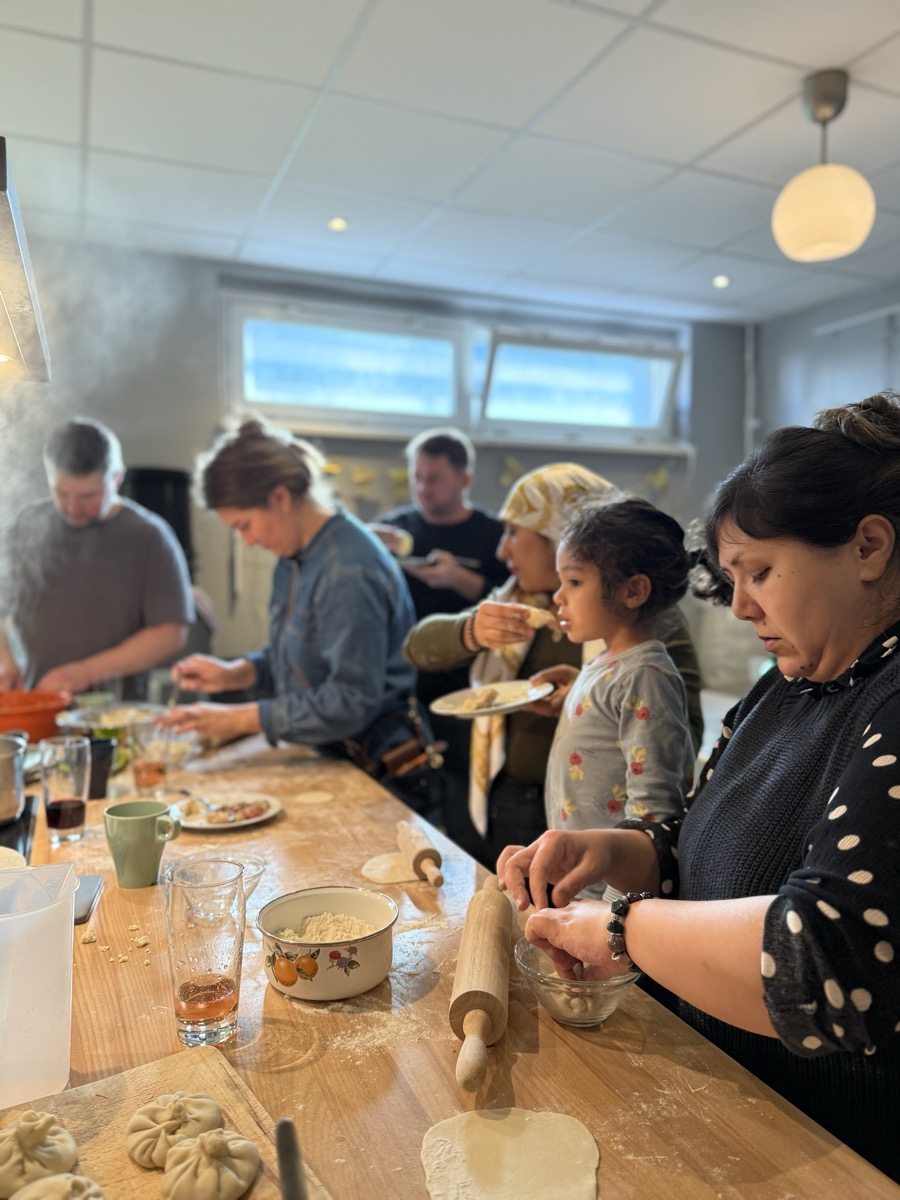 Nachbar*innen kochen gemeinsam